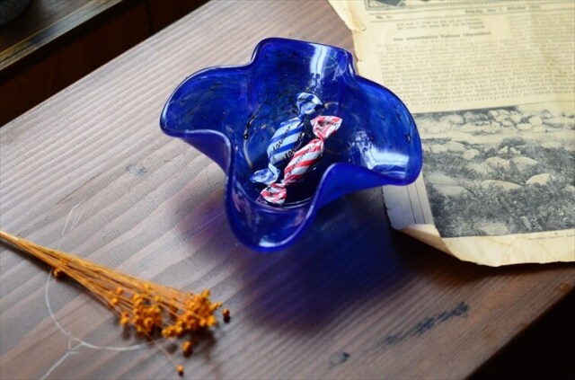 ドイツから届いた きれいなコバルトのガラストレー 径16cm ブルー