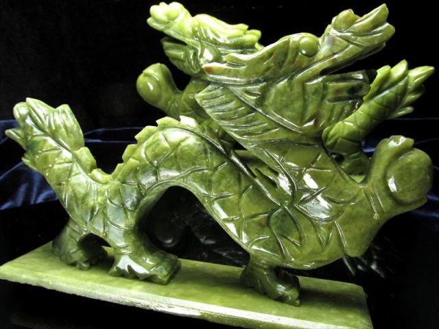 ライトグリーン 愛らしい表情タイプ 玉持ち龍神 サーペンティン（蛇紋