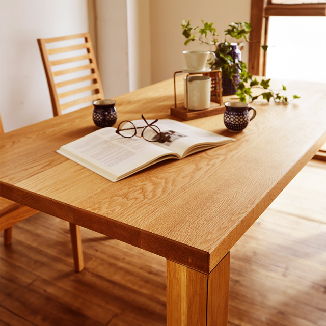 凛／RIN 天然木・無垢材を使ったシンプルなダイニングテーブル