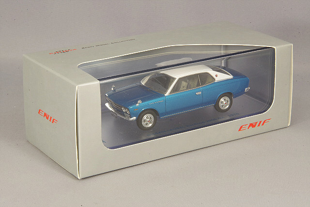 黒箱トミカ／【朱色シート】日産ローレル 2ドアハードトップ【牽引