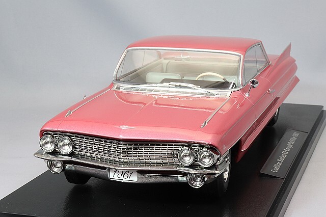 KKスケール 1/18 キャデラック シリーズ 62 クーペ デビル 1961 ピンク