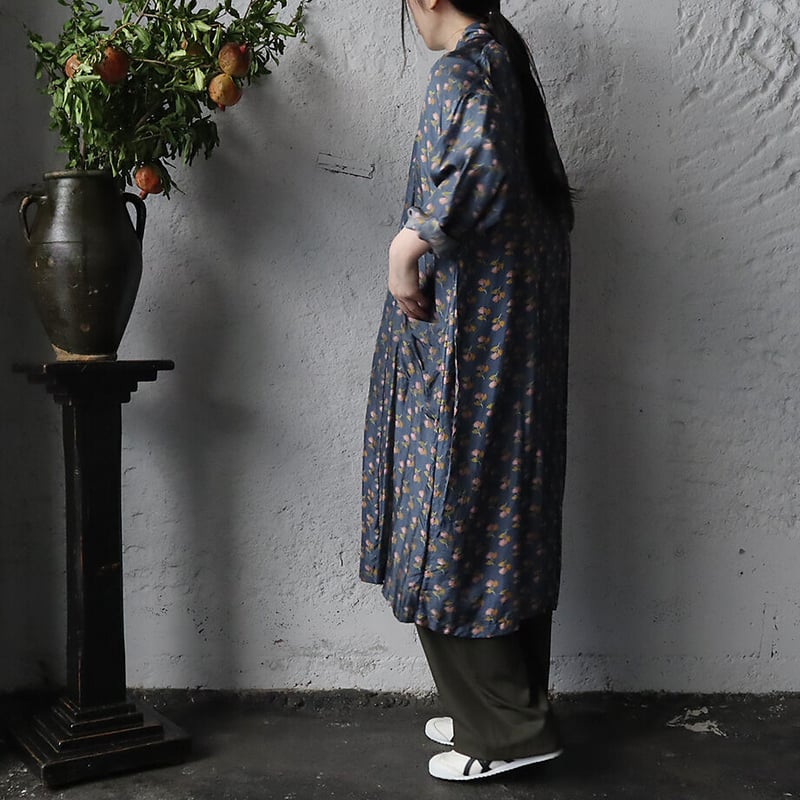 TOWAVASE sarasa silk robe Louis (navy) | nii-B