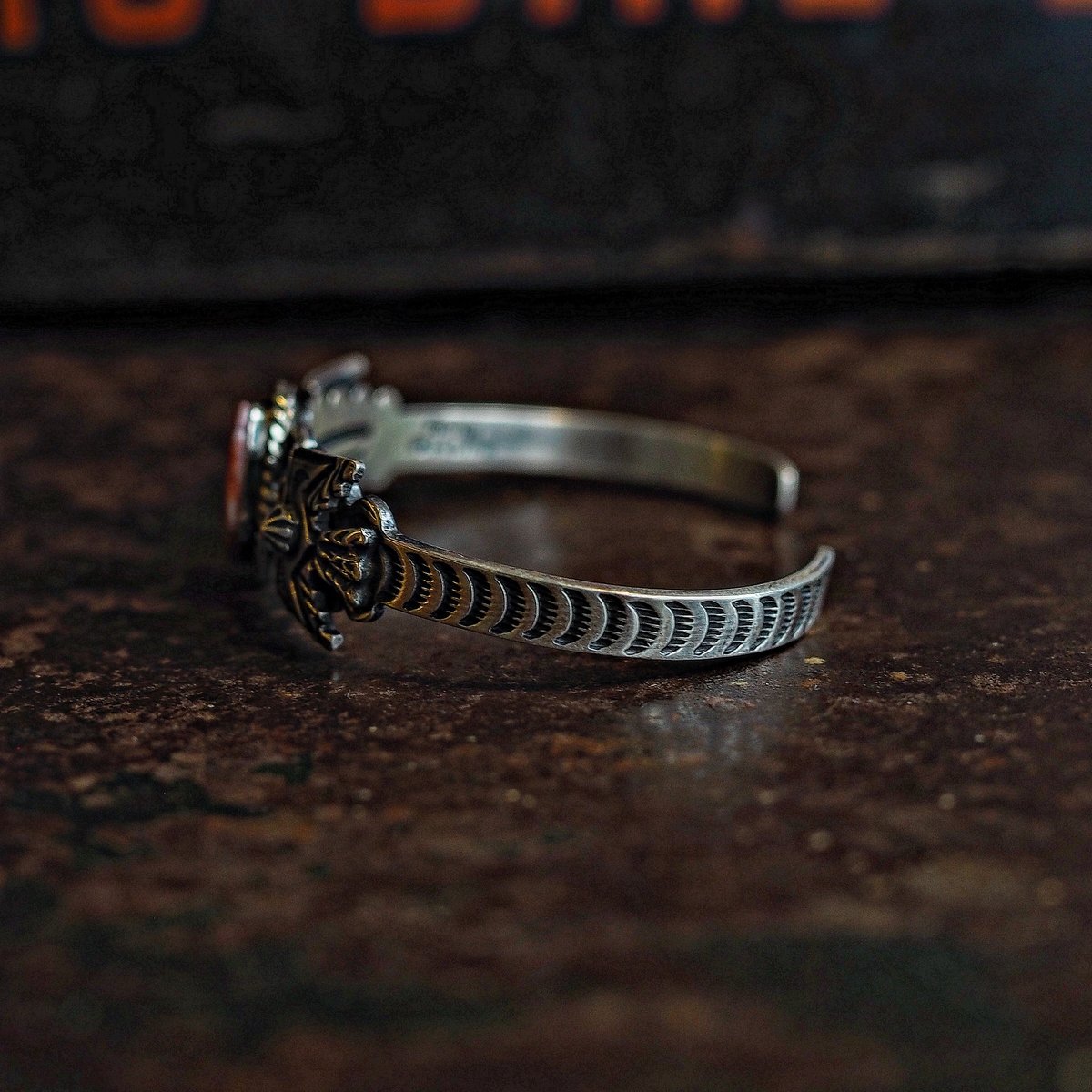 Russell Sam ／ OLD STYLE BANGLE 