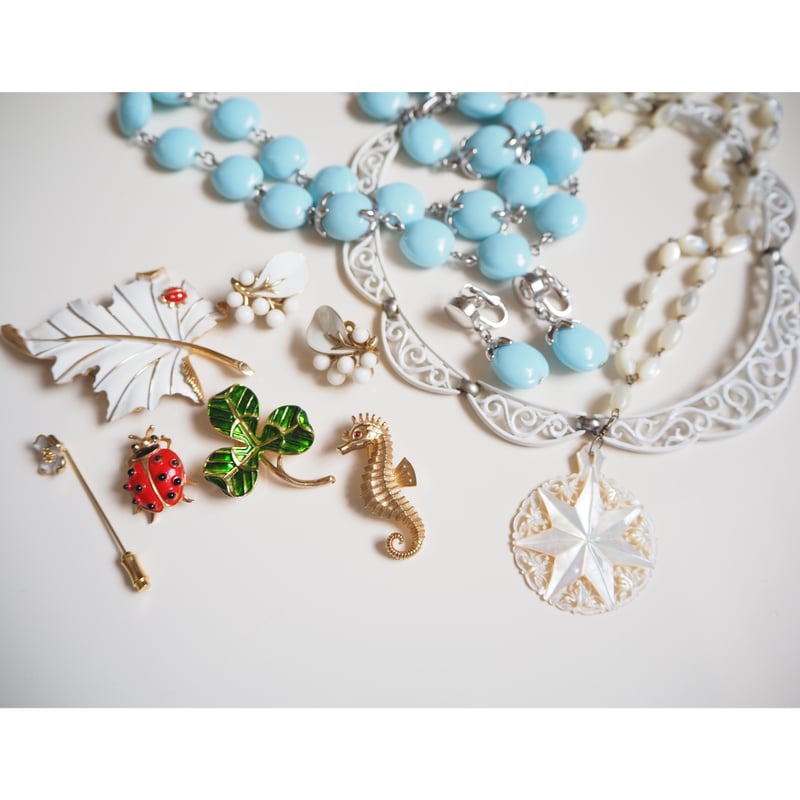 TRIFARIトリファリ ホワイトエナメル リーフ てんとう虫 ブローチ