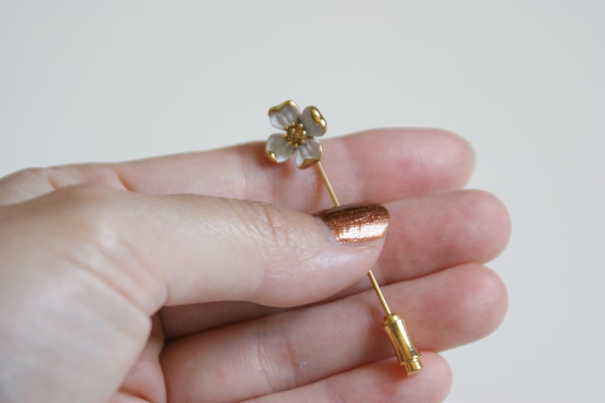 TRIFARIトリファリ ハナミズキ ホワイトエナメル ピンブローチ