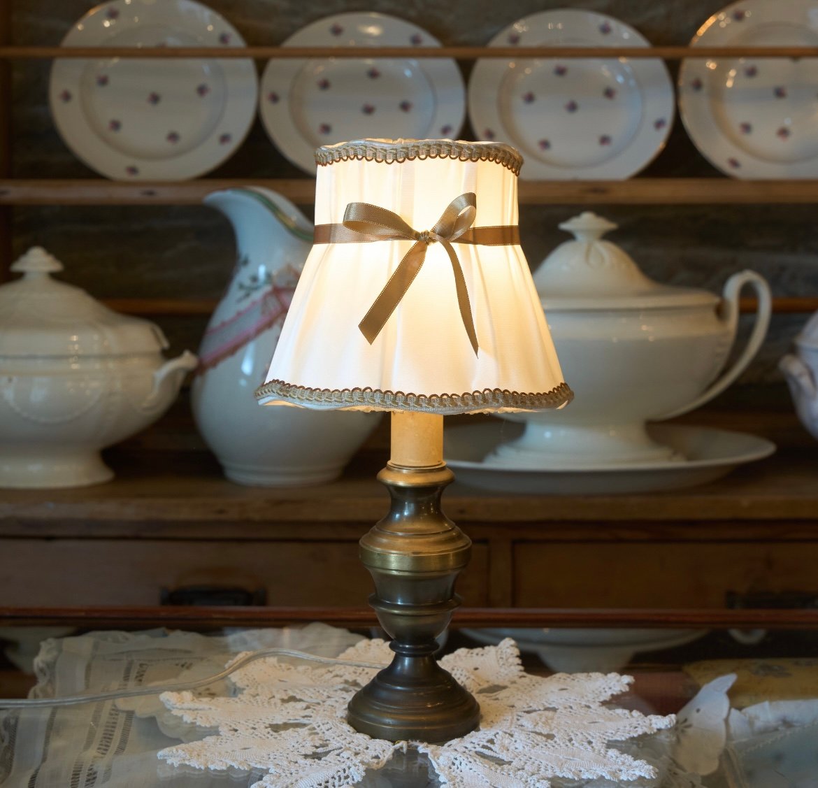 メンテナンス済み アンティークランプ シェードとランプ テーブル