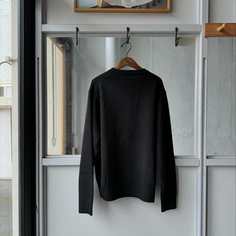 COMOLI ラムズウール クルーネックニット | Less Higashikawa