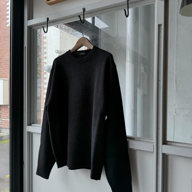 COMOLI ラムズウール クルーネックニット | Less Higashikawa