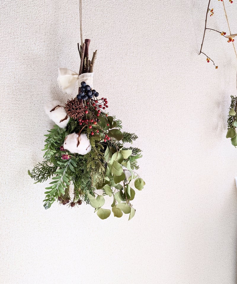 コットンと野バラの実とシャリンバイを組み合わせた、素朴な冬ドライ