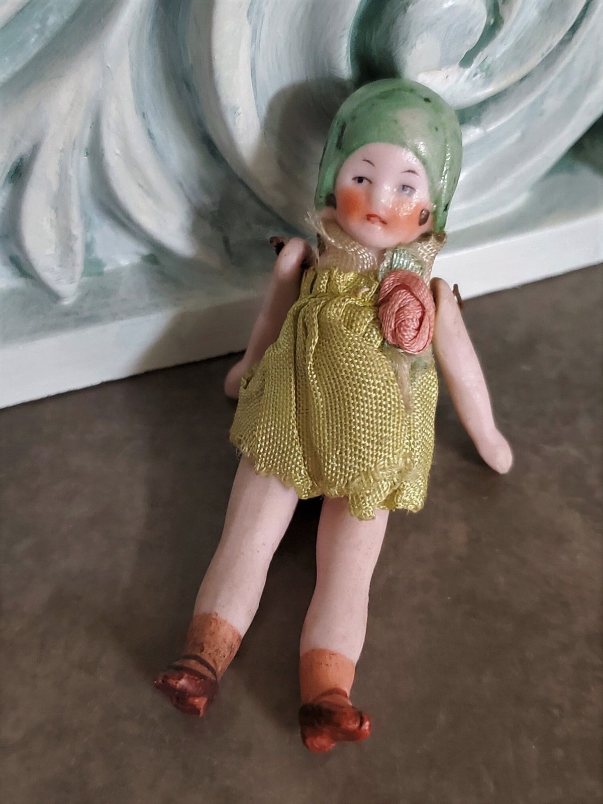 ミニョネット グリーンのドレスのビスクドール アンティーク品