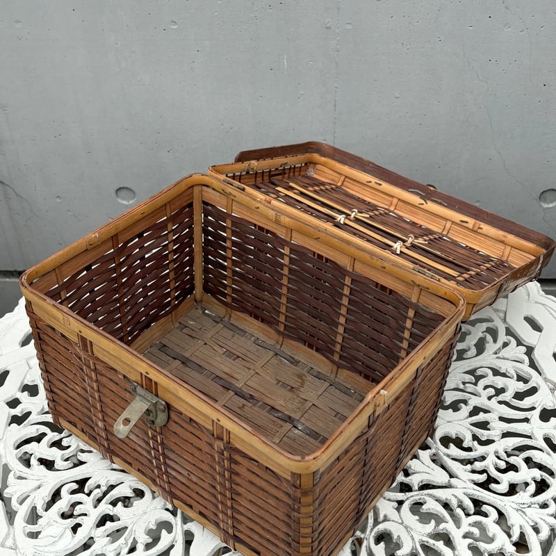 昭和レトロな籐の蓋付きバスケット | アンティーク家具と喫茶