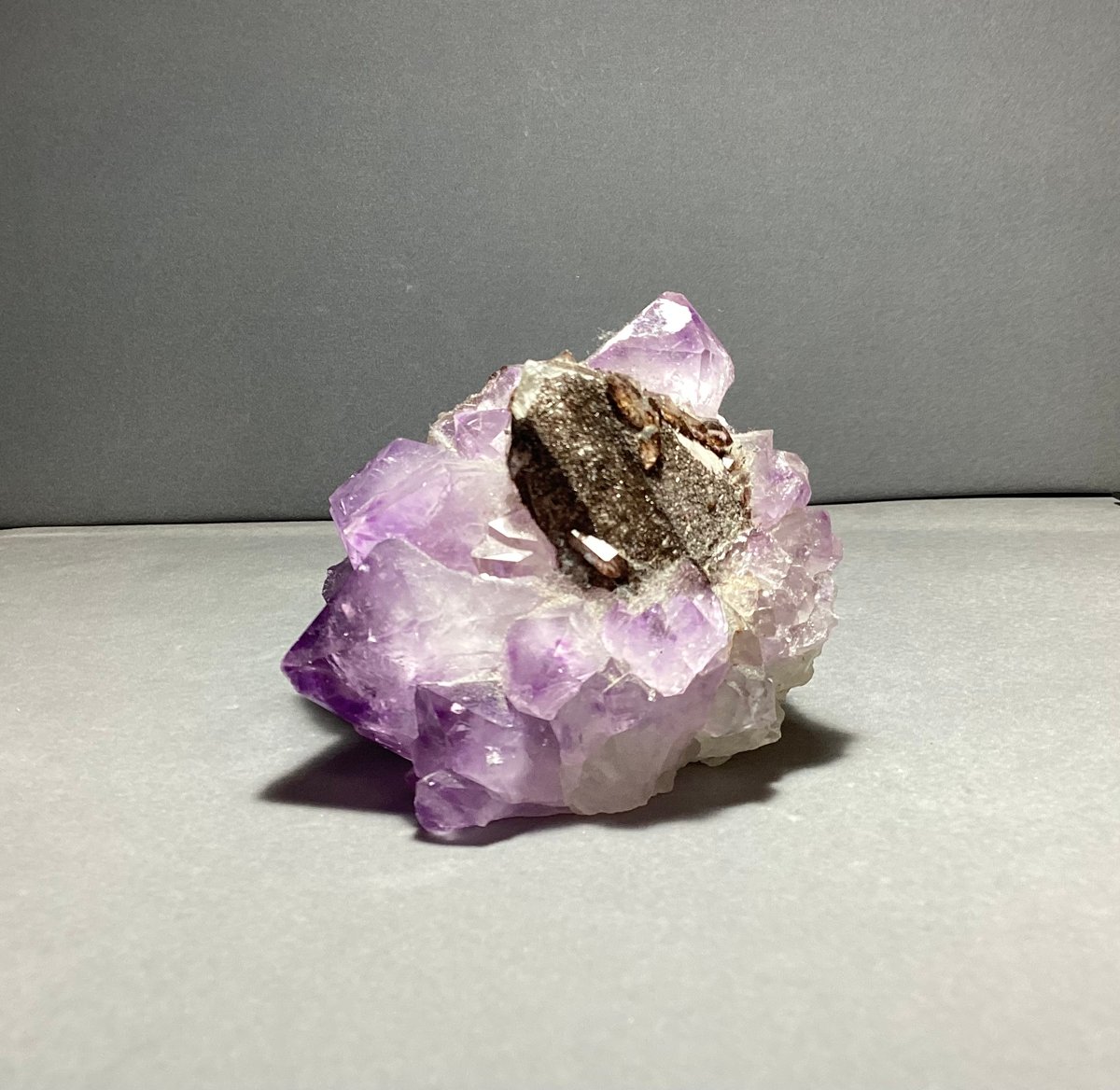 紫水晶（アメジスト）カルサイト(ゲーサイト付き) ブラジル産 原石