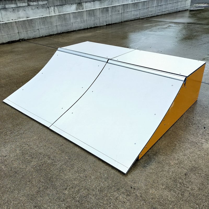 すぐにお届け 送料込 スケボーランプ 完成品 高さH300mm 新品 | rental