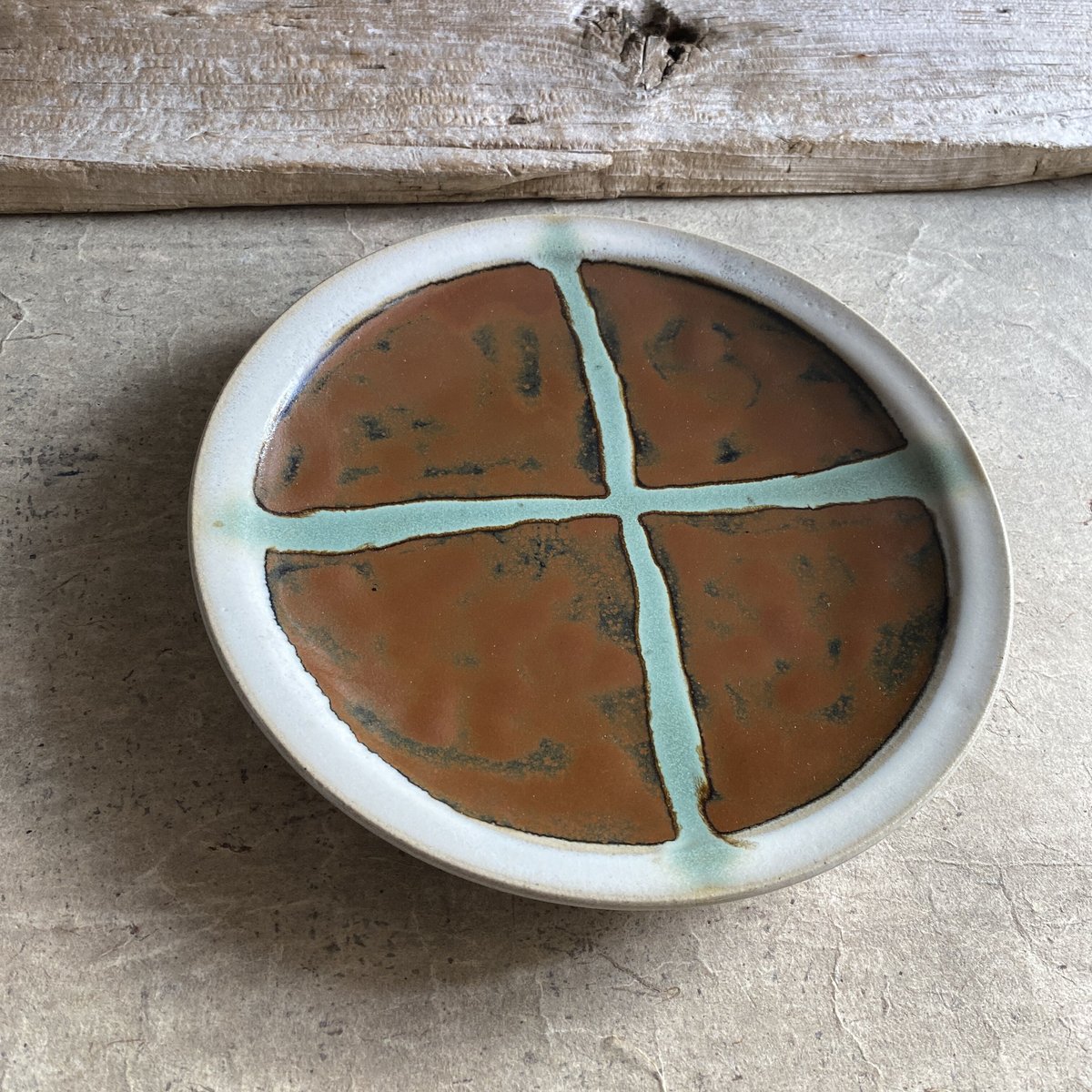 益子焼 柿釉渕糠青磁クロス8寸皿 | MatsuBokkuri