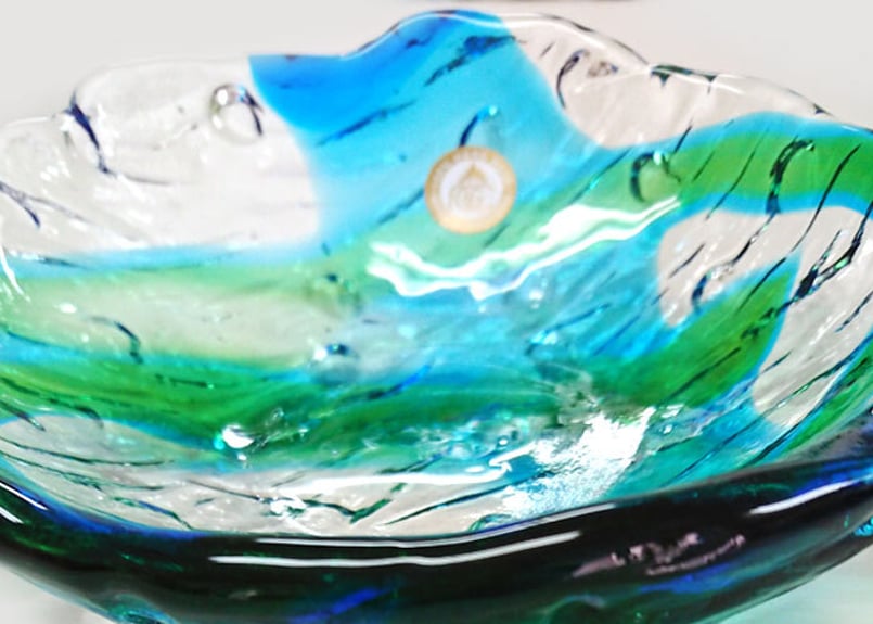 透き通った色使いの琉球ガラス製の小皿（緑青色）。小鉢、鉢物、漬物