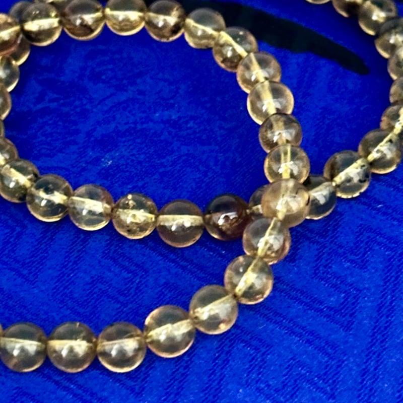 ブルーアンバー（琥珀）｜光に反応して青く輝く天然ブレスレット