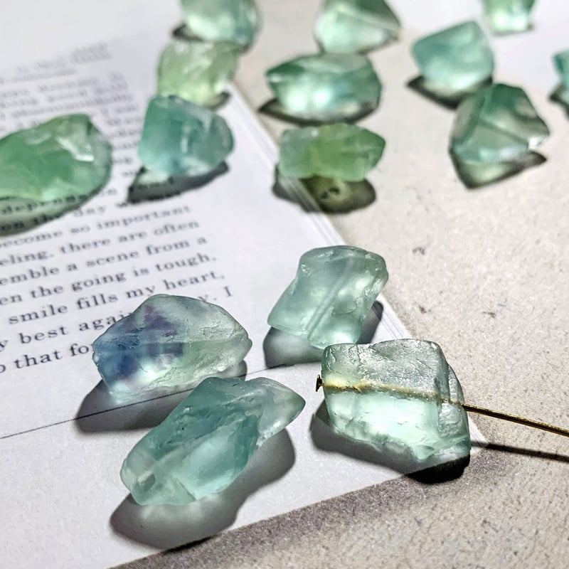 4個】シーグラスみたいなミントグリーンの穴あき天然石フローライト(小