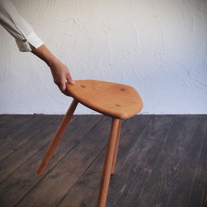 三本脚スツール【ブラックチェリー】 | キグラシ家具工房 online shop