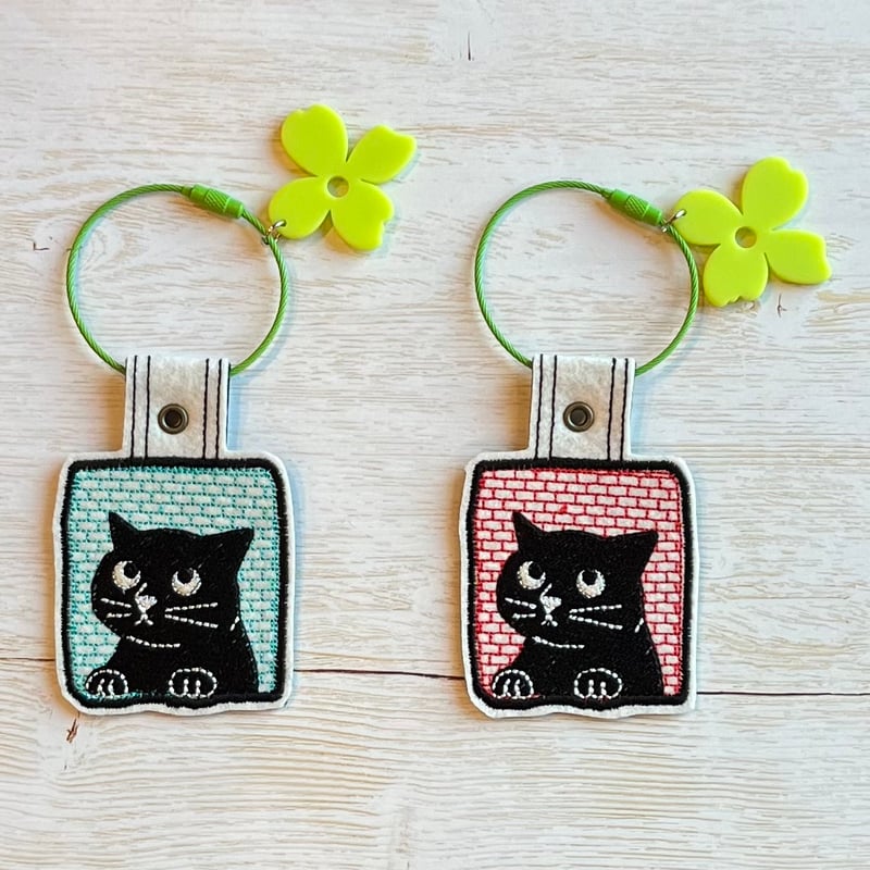 韓国雑貨】黒猫の刺繍キーホルダー | necoya books web store