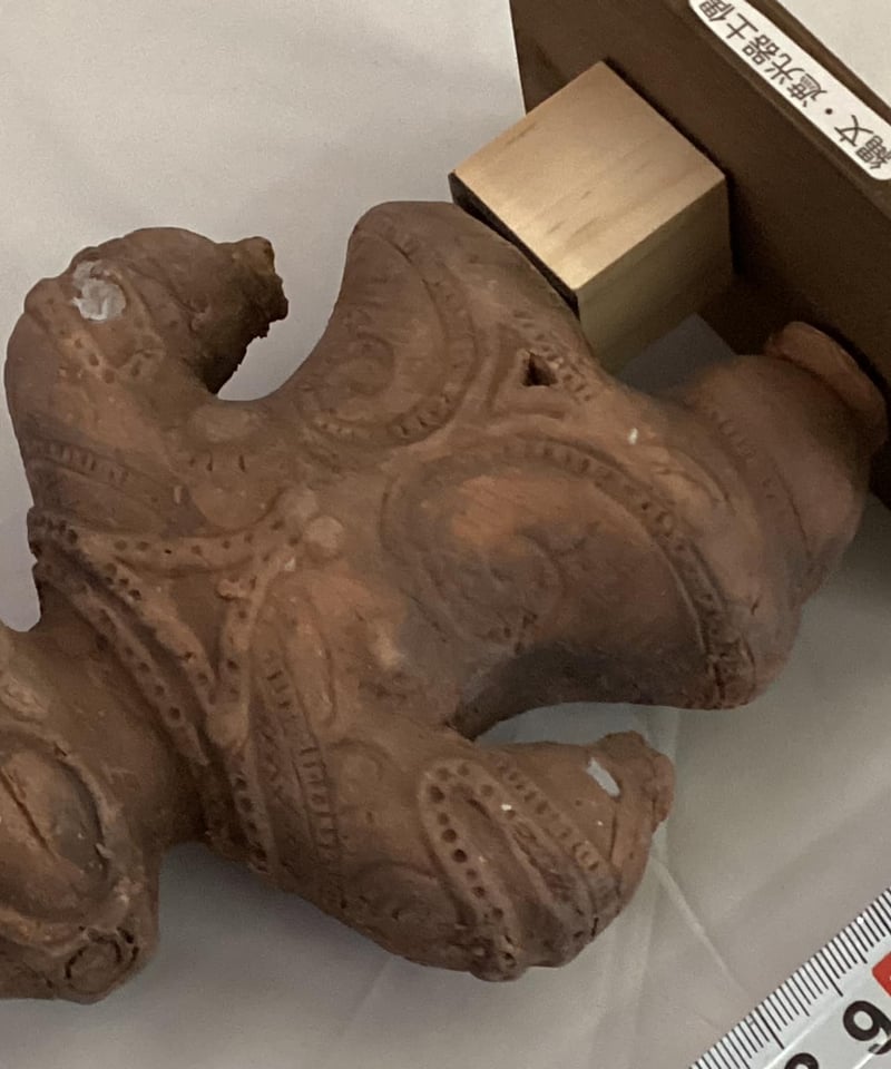 特別限定品・遮光器土偶（片足）のレプリカ 15㎝ 350g 陶器製 (台座1