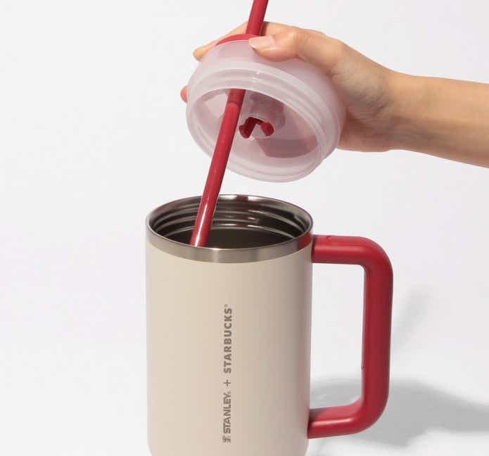 スタバ×スタンレーの定番コラボが今季も登場。豪快な“1リットル超えの