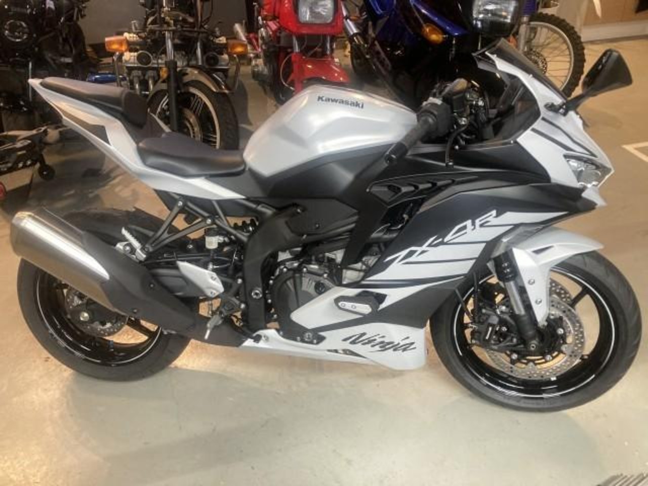 カワサキ ZX4R スタンドフック取り付け| BDSバイクセンサー