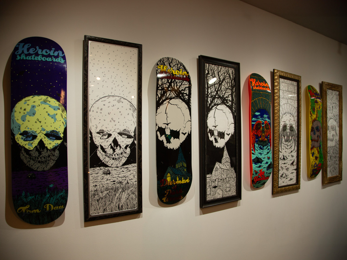 HIROTTONさんがデザインしたスケートボードのデッキと原画＝高松の