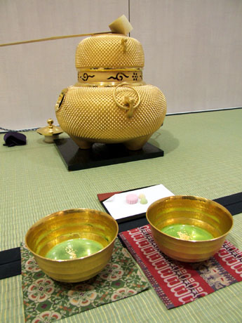 山口井筒屋で「大黄金展」－総額30億円、純金茶釜を使った点茶も