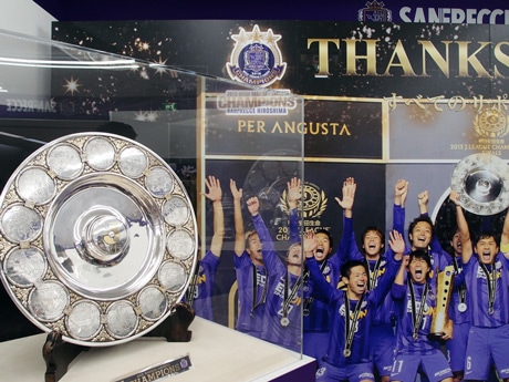 エディオン広島本店にサンフレッチェ広島の優勝シャーレ トロフィーと