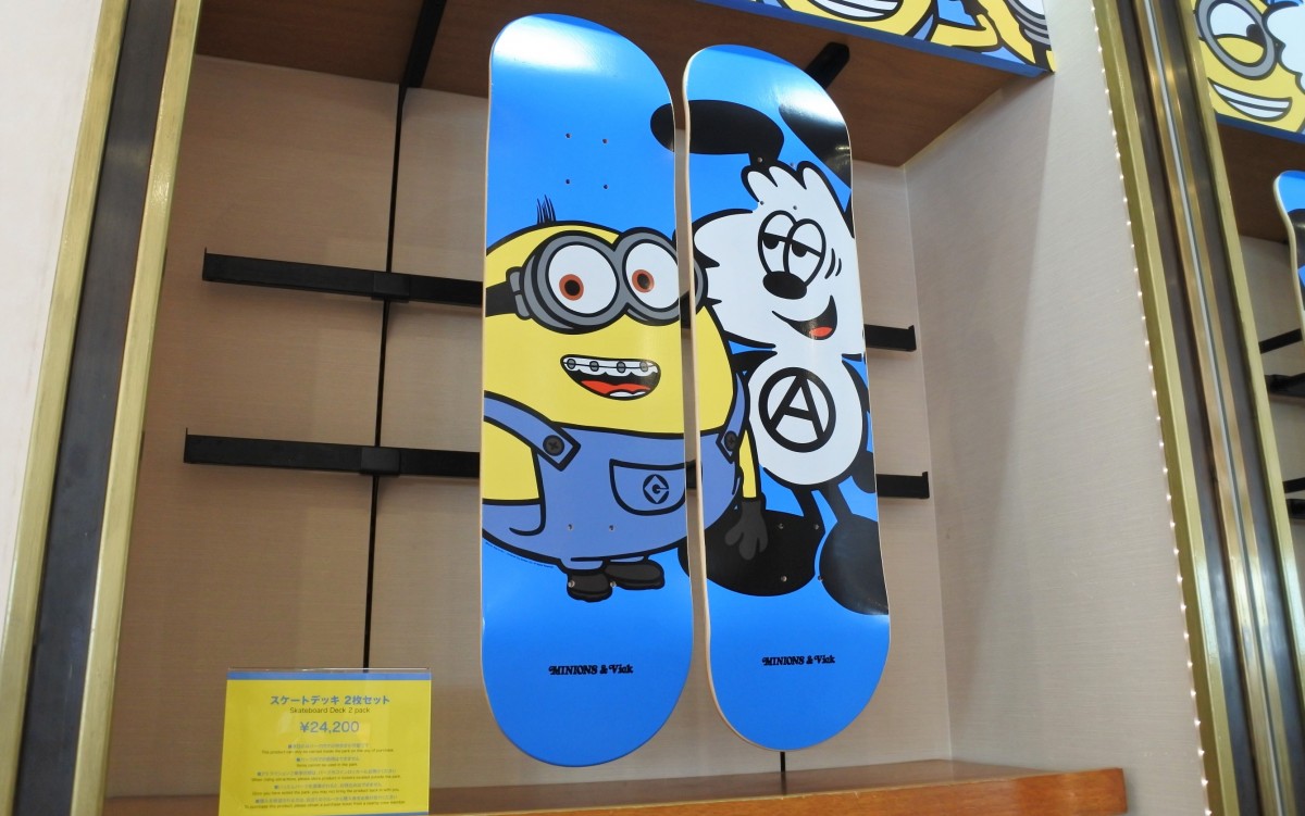 オットーとVickが描かれたスケートボード - 大阪ベイ経済新聞