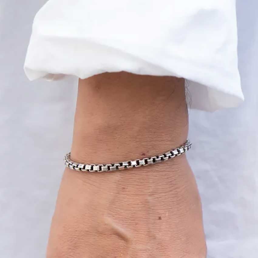 ティファニー」でカジュアルコーデをランクUP！ ベネチアン