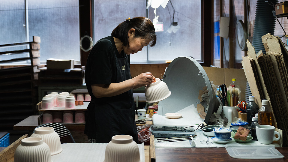 しのぎ深丼がつくられる、深川製磁の工房を訪ねて 後編 | 久原本家