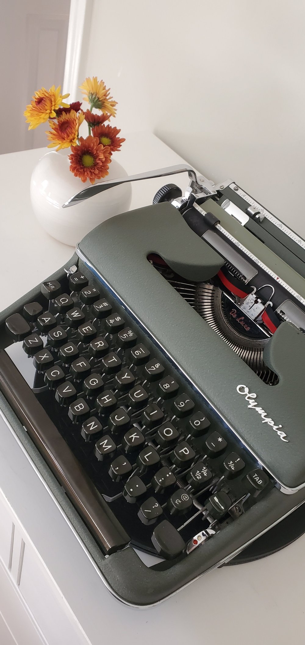 Olympia SM3 or SM4: Vintage Manual Typewriter with Case — Classic