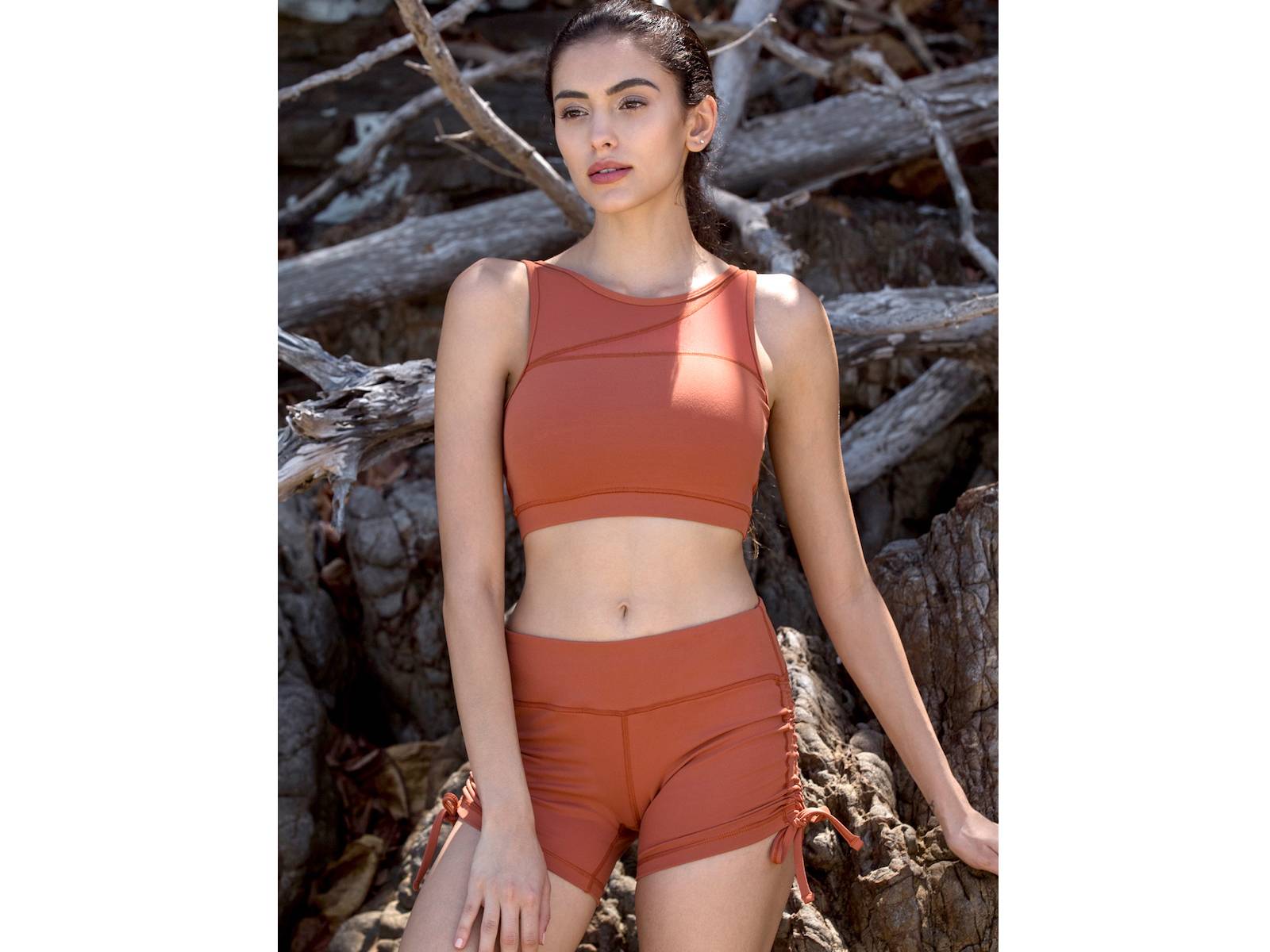 AUMNIEからボディラインが綺麗に見えるトップスが続々登場！ | ヨガ