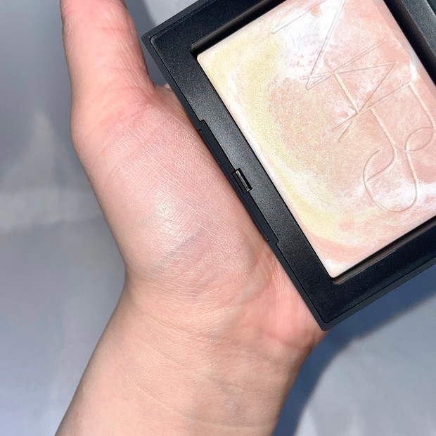 ナーズ「ライトリフレクティング プリズマティックパウダー」の