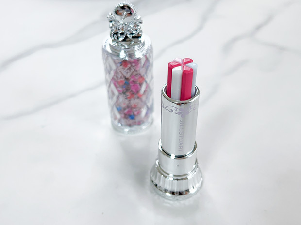 ギフトにも◎4色が織りなす“花びらリップ”〈ジルスチュアート