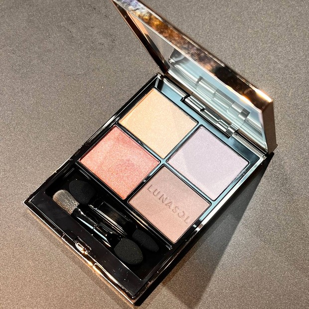 ルナソル「アイカラーレーションN」の店舗限定色をスウォッチ！ 秋