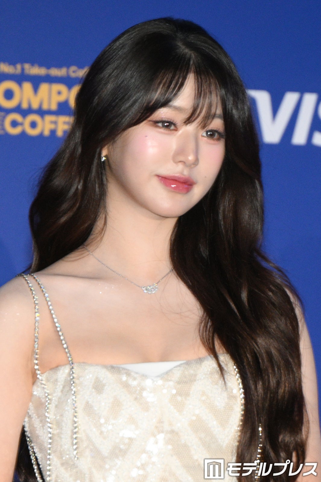 IVEウォニョン、流行語“ラッキービキ”でコメント ホワイト衣装で美