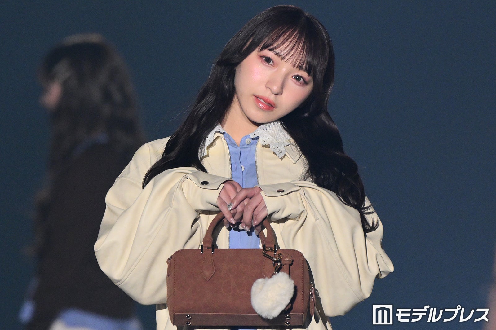 SWEET STEADY塩川莉世、ミニ丈シャツワンピ×カーディガンで春先取り