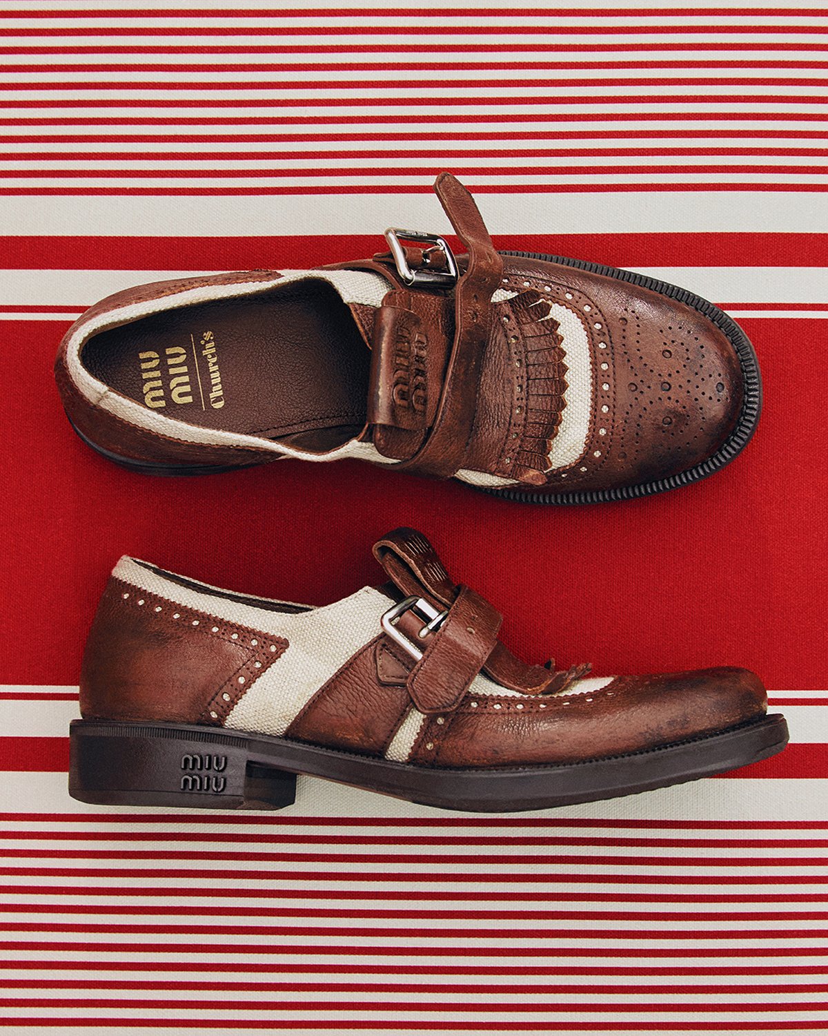 クラシカルなシューズを足もとのアクセントに。【ミュウミュウ】と