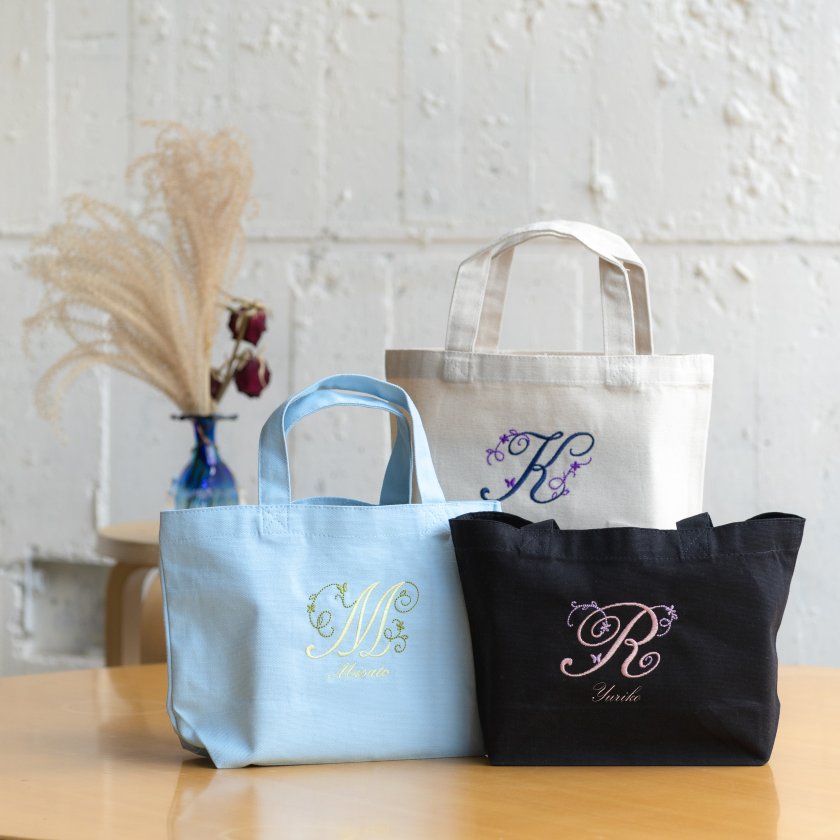名入れ無料】イニシャル刺繍トートバッグ |花イニシャル| 敬老の日