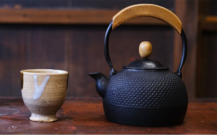 南部鉄器 鉄瓶（気づかい）平丸アラレ 1L 【IH対応】/ IH調理器 ih