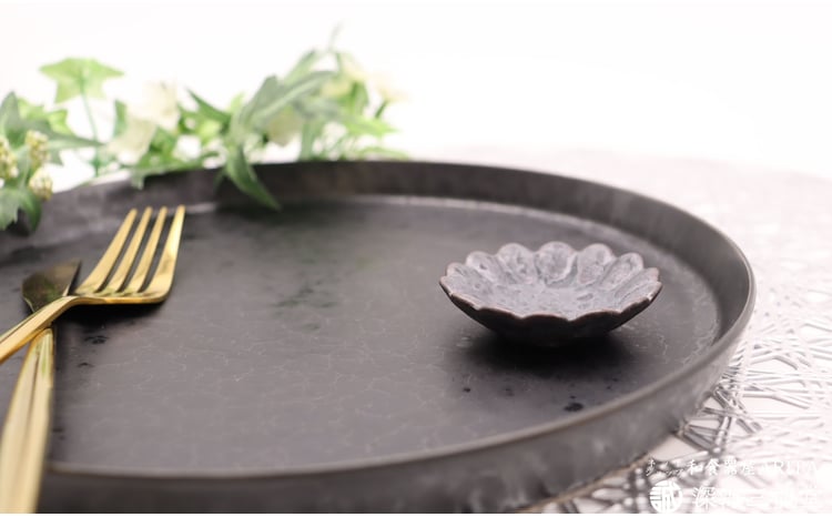 有田焼 上質な黒でワンランク上のコーディネート［プレート＋花豆皿