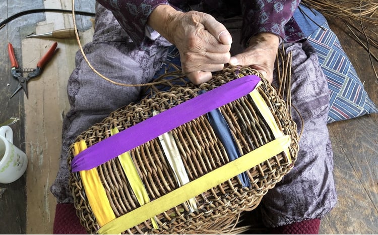 若畑創作館 あけび蔓「ざる編み」（中） - 岩手県西和賀町｜ふるさと