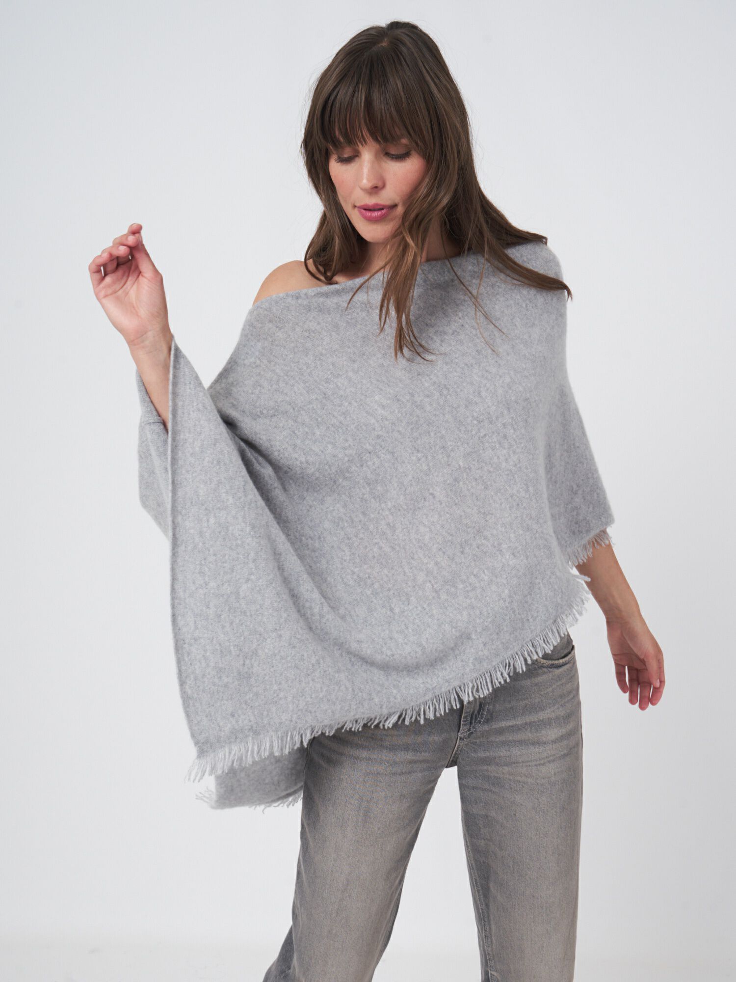 Fine knit organic cashmere poncho with fringes | REPEAT cashmere