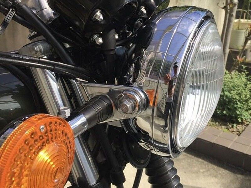 ドラッグスタークラシックの純正ヘッドライトを流用。SR400を凸形