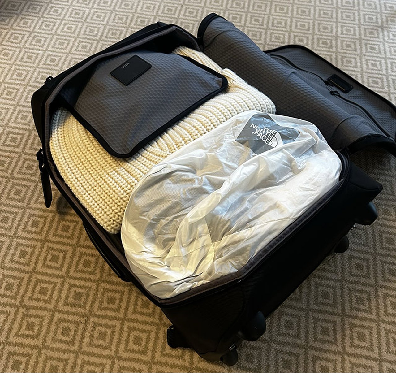 大人の旅バッグ】週末旅行の強い味方。機内持ち込みできるTUMIの