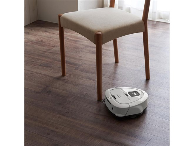 パナソニック、小型化した三角形状のロボット掃除機「RULO mini