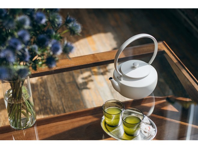 バルミューダ、やかんのようなデザインの電気ケトル「MoonKettle