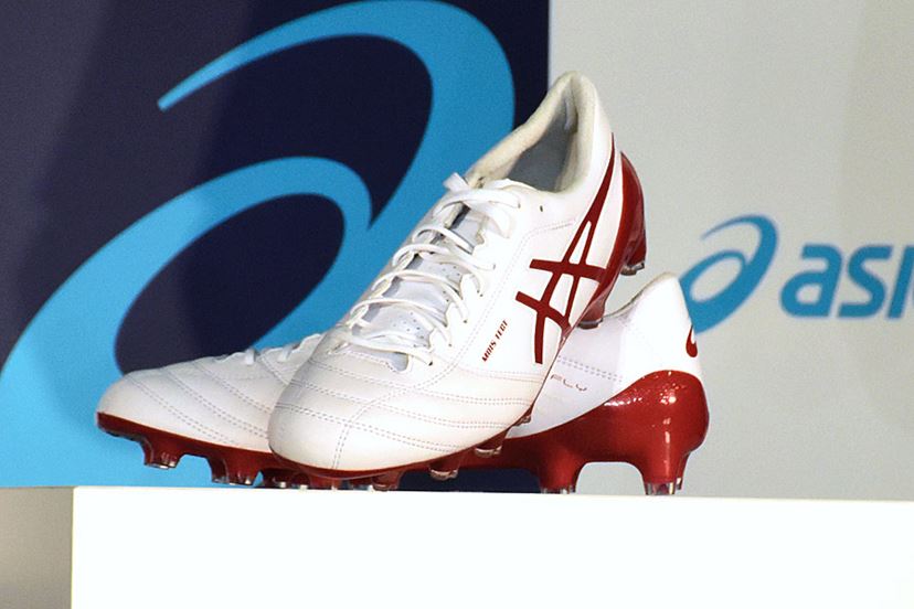 イニエスタ選手がついに日本製スパイクを履いた! 話題の“白塗り